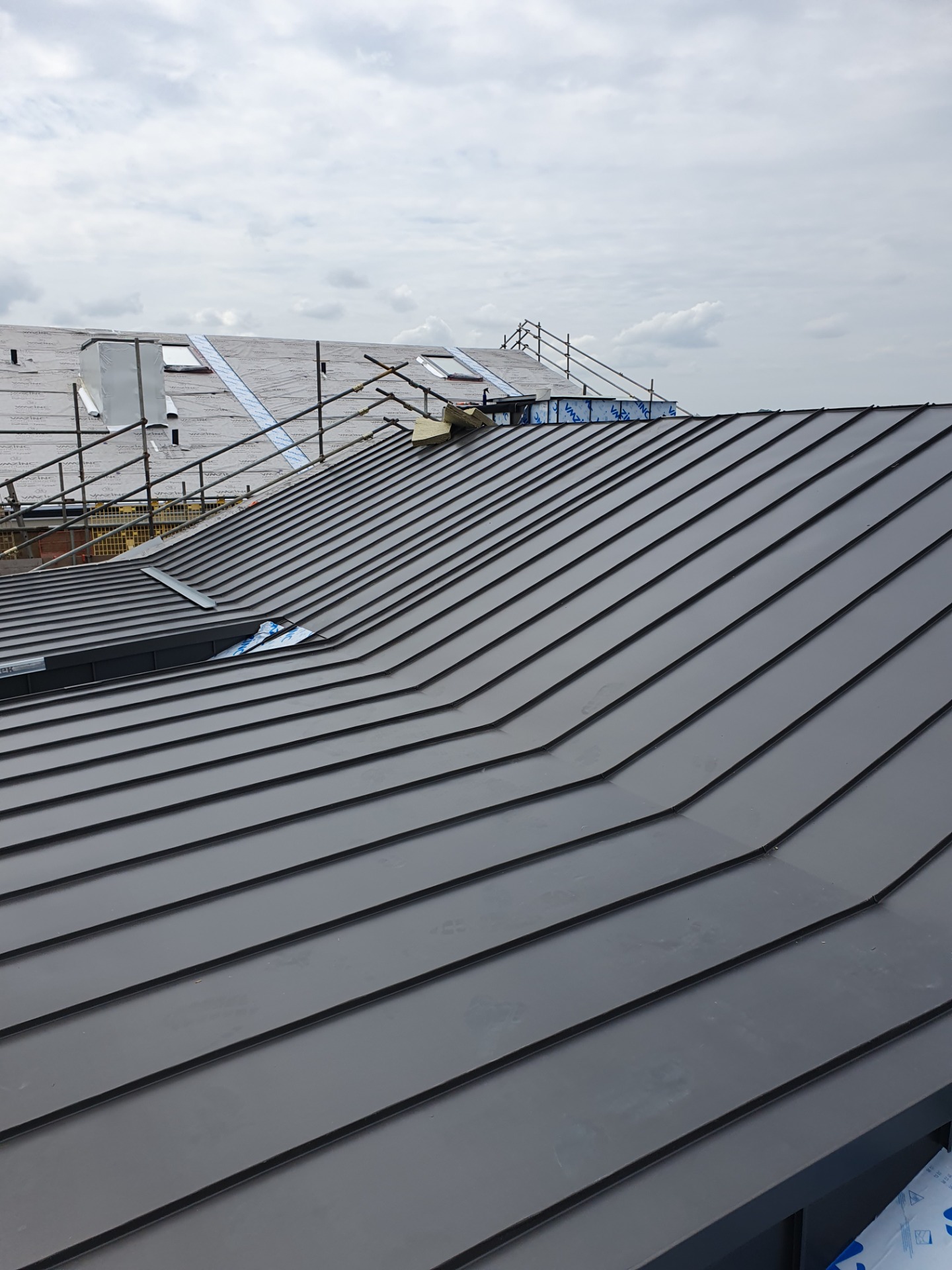 Warm or cold roofing installations